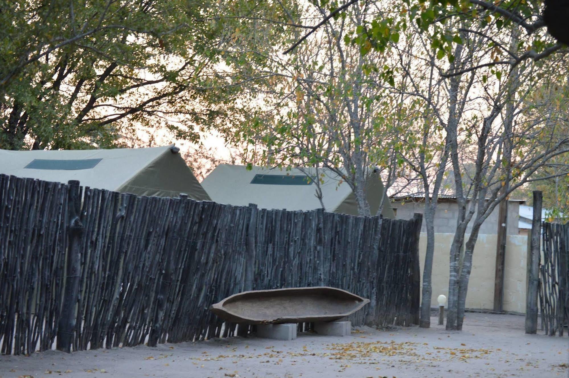 Motsebe Backpackers Hotel Maun Ngoại thất bức ảnh