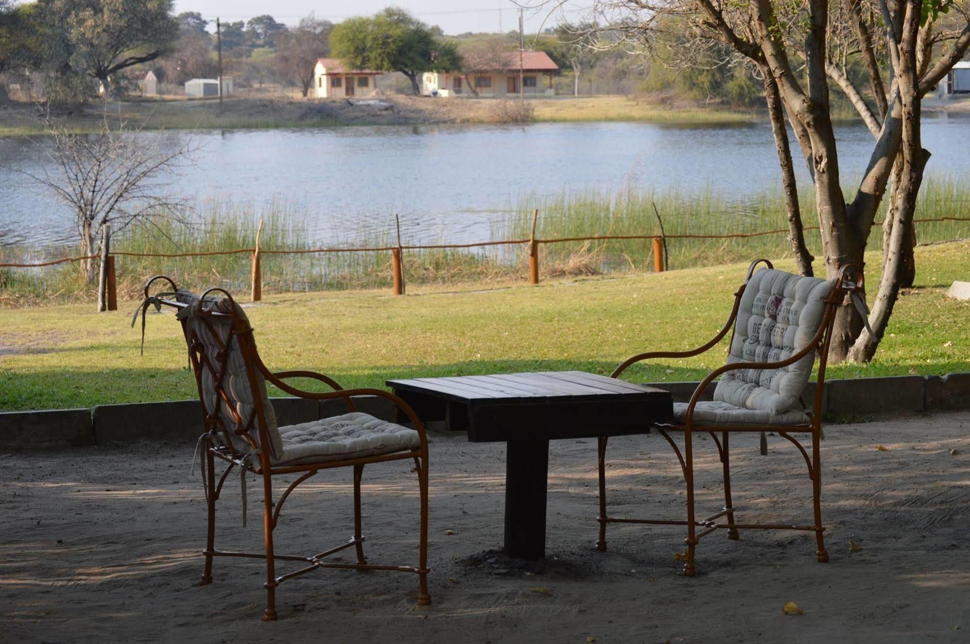 Motsebe Backpackers Hotel Maun Ngoại thất bức ảnh